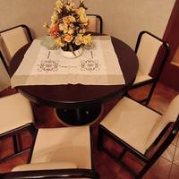 Tavolo allargabile con sedie 