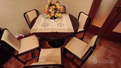 Tavolo allargabile con sedie 