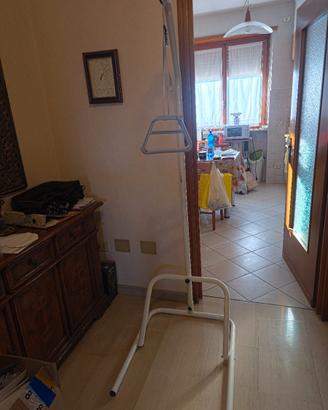 Asta alzamalati per letto  con base da pavimento