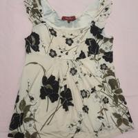 Top Max Mara bianco con delicata fantasia a fiori.