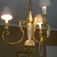 Lampadario, applique vintage e testata letto matri