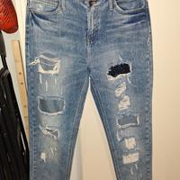 jeans strappati