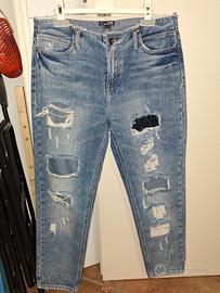jeans strappati