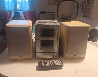 Mini radio stereo per cd e cassette.