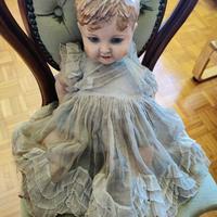 Bambola anni 20 in ceramica bisquit, l= 52 cm.