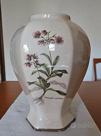 Vaso di ceramica con fiori