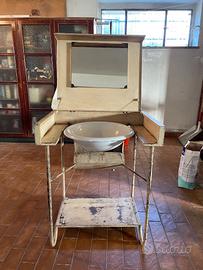 Antico lavabo in metallo