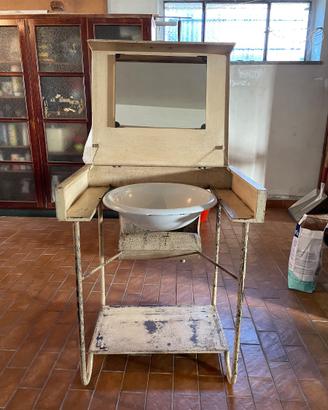 Antico lavabo in metallo