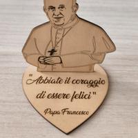 Statua Papa Francesco con frase incisa