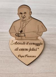 Statua Papa Francesco con frase incisa