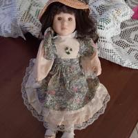 Bambola di porcellana da collezione 