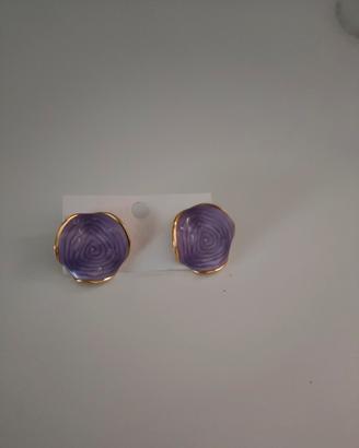 Orecchini di colore viola 