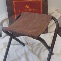 sgabello pieghevole Etro con l'iconico motivo pais