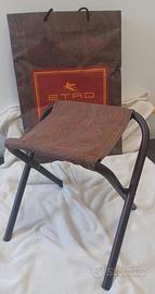 sgabello pieghevole Etro con l'iconico motivo pais