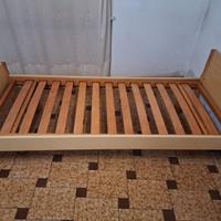 Letto singolo con doghe in legno con comodino