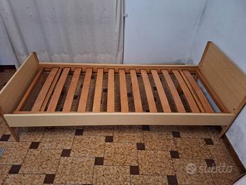 Letto singolo con doghe in legno con comodino