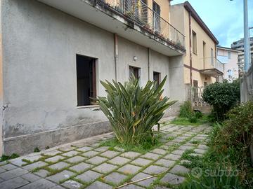 Esavano centrale con giardino