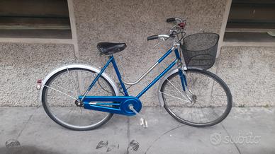 donna ragazza 26 con cestino pronta all'uso 