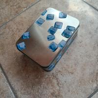 Scatola in latta con ricette cocktail