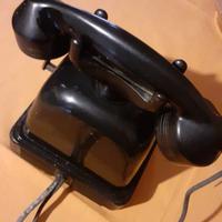 Vecchio telefono a manovella
