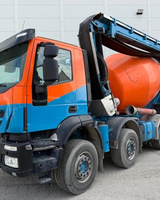 IVECO TRAKKER AD340T45 con nastro e betoniera Imer