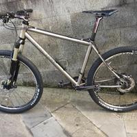 Mountain Bike in Titanio con componenti al Top M