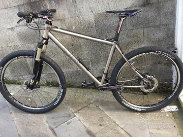 Mountain Bike in Titanio con componenti al Top M