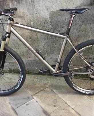 Mountain Bike in Titanio con componenti al Top M