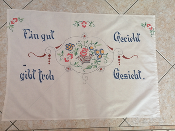 Arazzo di stoffa con ricamo fatto a mano