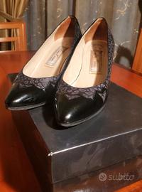 Scarpa da donna in vernice nere.
