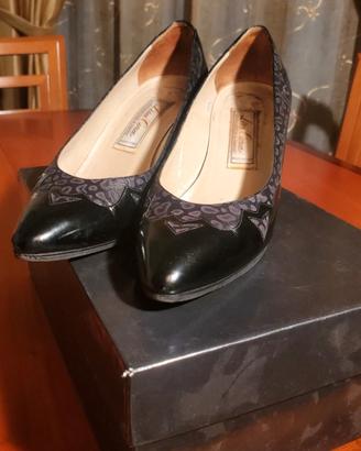 Scarpa da donna in vernice nere.