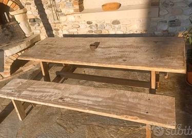 Tavolo con panche in legno 