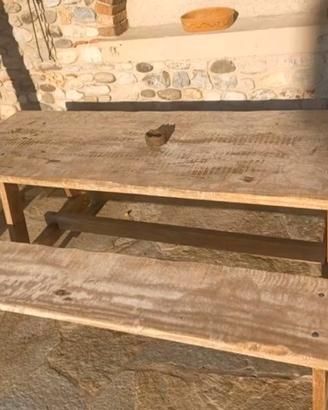 Tavolo con panche in legno 