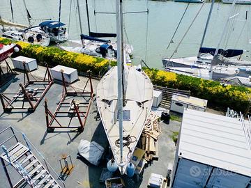 Barca a vela natante