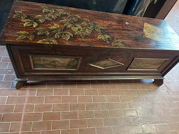 Antico: cassapanca, credenza, angoliera, tavolino