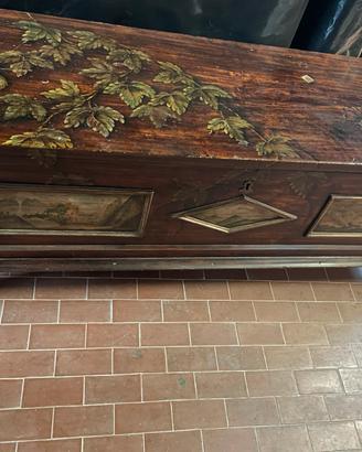 Antico: cassapanca, credenza, angoliera, tavolino
