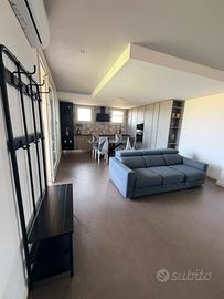 Ampio appartamento con doppi servizi e terrazzo