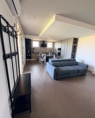 Ampio appartamento con doppi servizi e terrazzo