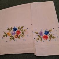 asciugamani in lino con ricami colore