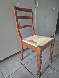 Sedia in legno con sedile in paglia
