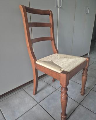 Sedia in legno con sedile in paglia