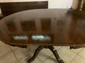 Tavolo artigianale in legno allungabile.