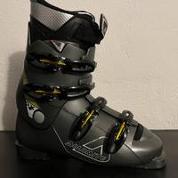 Scarponi Dolomite con sci e bastoncini Rossignol