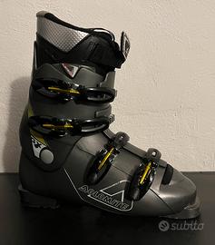 Scarponi Dolomite con sci e bastoncini Rossignol