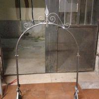 Arco per pozzo; corrimano; manufatti in ferro