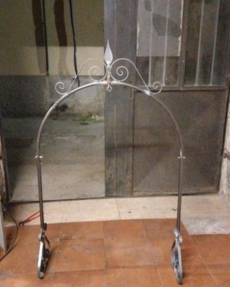 Arco per pozzo; corrimano; manufatti in ferro