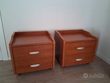 comodini in legno finitura ciliegio 