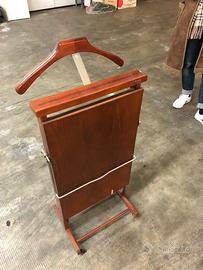 Appendi abiti e pantaloni vintage