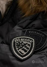 blauer pelliccia e logo con i brillantini