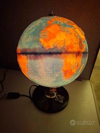 Mappamondo vintage con luce
